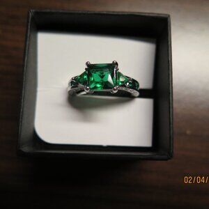 NEW Multi green emerald CZ trillion baguette silver ring bomb